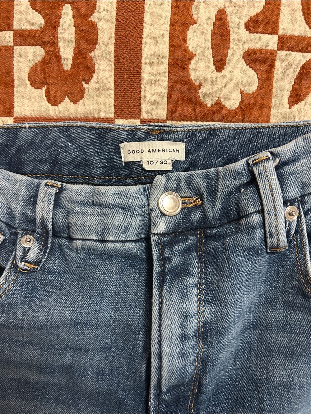 Good American Straight Leg Jeans in Light Blue Denim